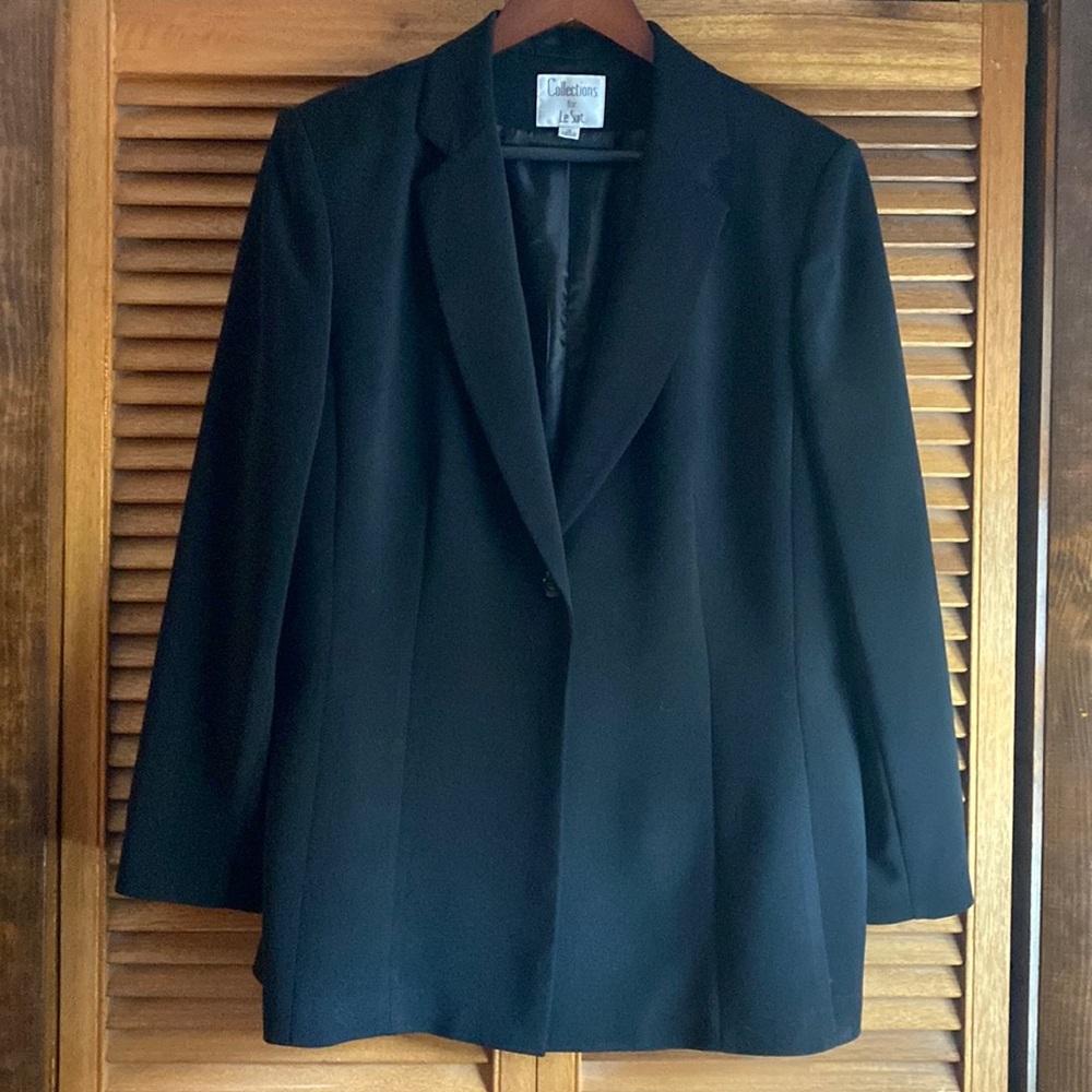 Le Suit Blazer - black fitted “Collections for Le Suit” ladies lined blazer.